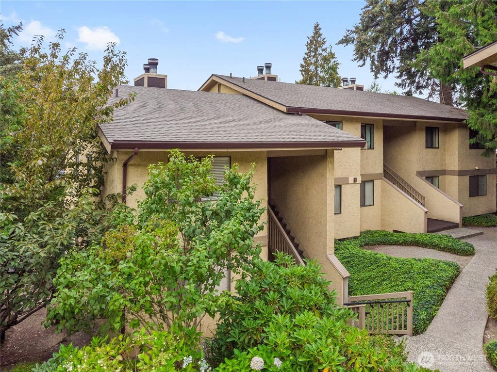 Photo of 10320 SE 6th Street #B6, Bellevue, WA 98004 (MLS # 2572687)