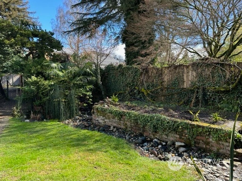 Photo of 1528 Martin Luther King Jr Way, Seattle, WA 98122 (MLS # 2053691)