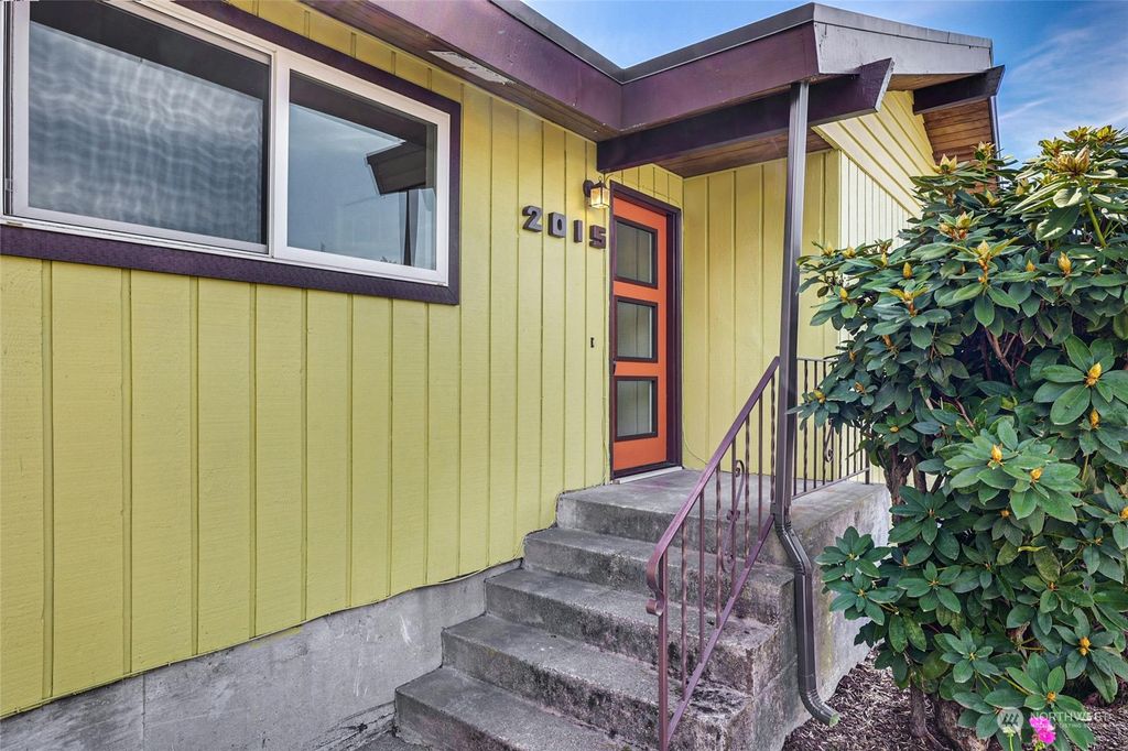 Photo of 2015 SW 117th Place, Burien, WA 98146 (MLS # 2227004)