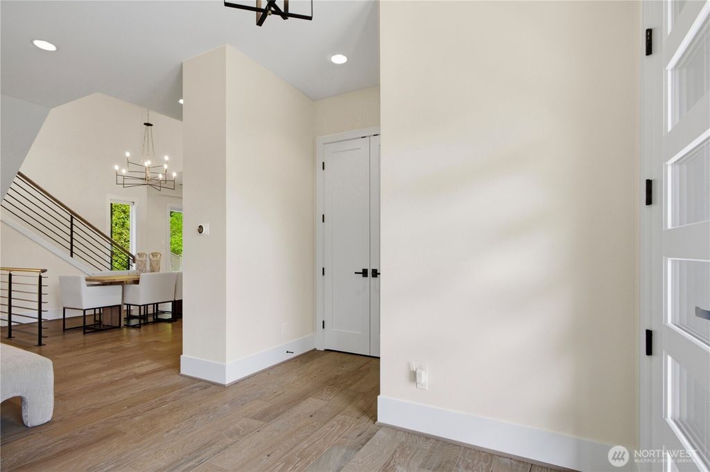 Photo of 11276 SE 32nd Lane, Bellevue, WA 98004 (MLS # 2515148)