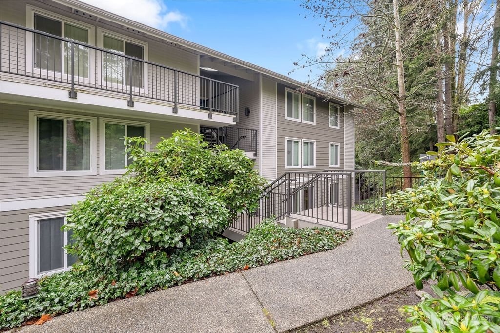 Photo of 3260 80th Avenue SE #2, Mercer Island, WA 98040 (MLS # 2215098)