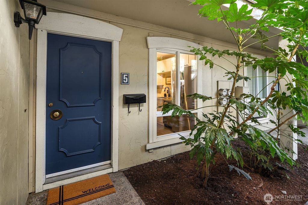 Photo of 1606 103rd Place NE #K5, Bellevue, WA 98004 (MLS # 2502557)