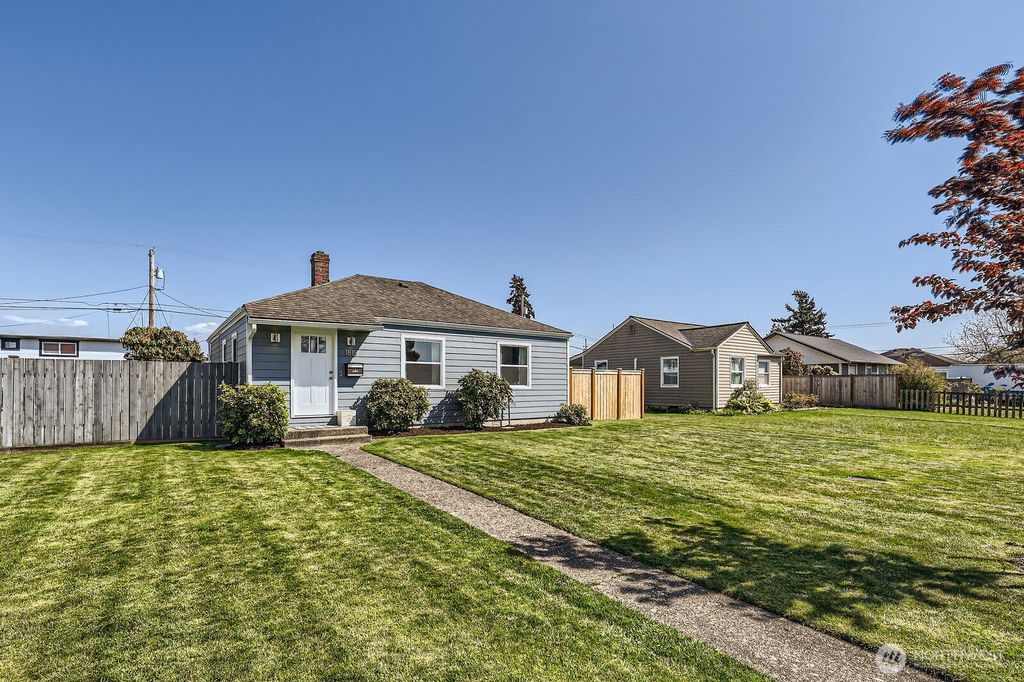 Photo of 1815 Pine St St, Everett, WA 98201 (MLS # 2365958)