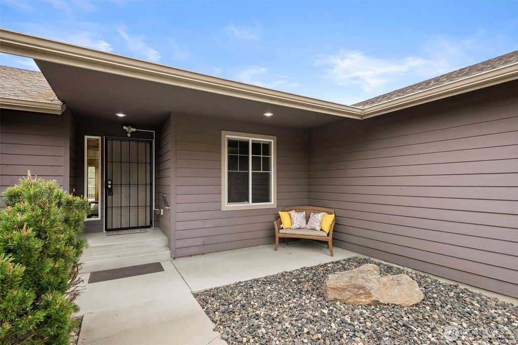 Photo of 2095 Lasso Drive Dr, Wenatchee, WA 98801 (MLS # 2502746)