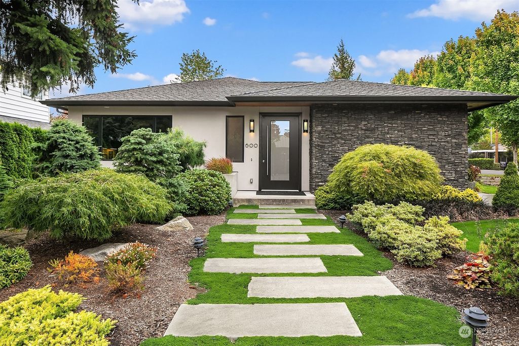 Photo of 600 16th Avenue W, Kirkland, WA 98033 (MLS # 2158247)