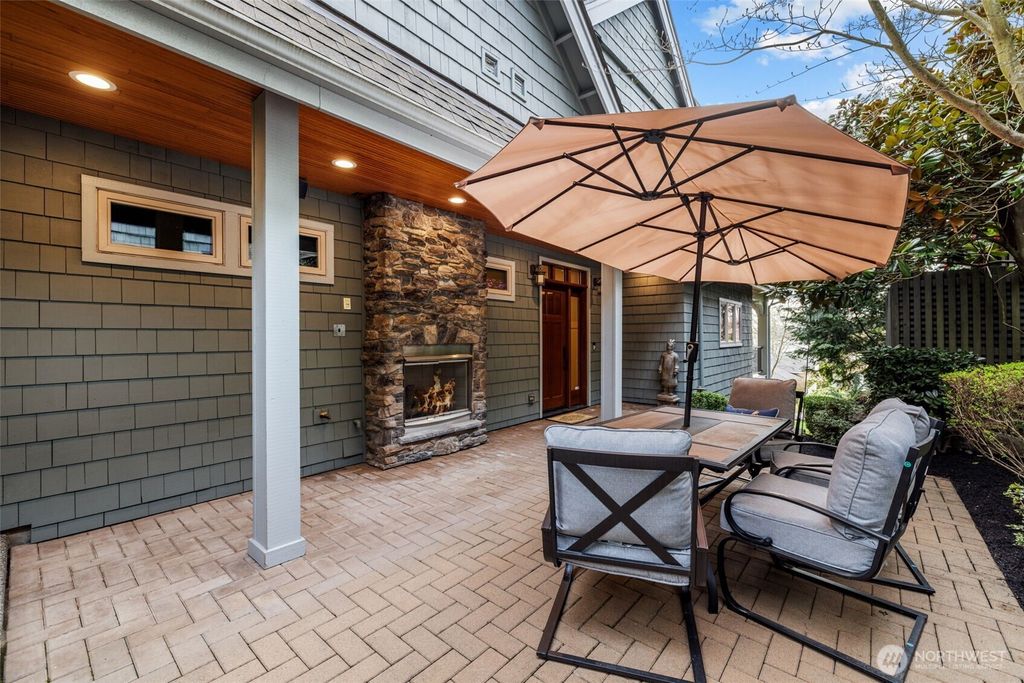 Photo of 11010 101st Place NE, Kirkland, WA 98033 (MLS # 2344434)