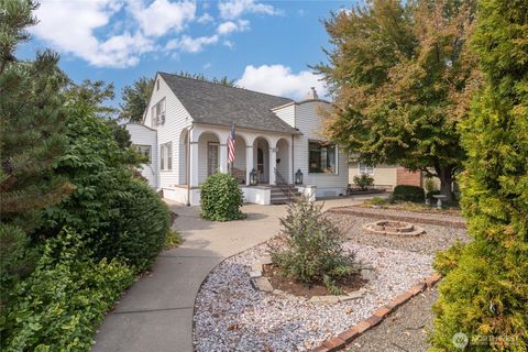 Photo of 106 N Franklin Avenue, Wenatchee, WA 98801 (MLS # 2432170)