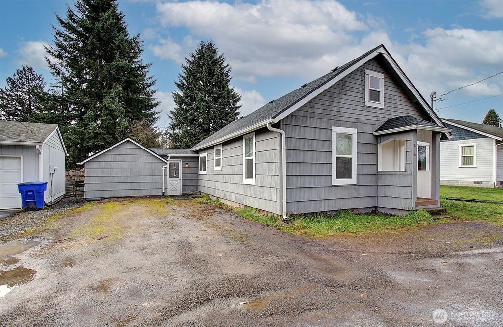 Photo of 816 Coweeman Lane, Kelso, WA 98626 (MLS # 2484678)