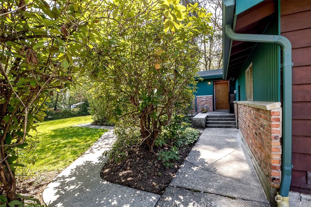 Photo of 15321 SE 224th Street, Kent, WA 98042 (MLS # 2056830)