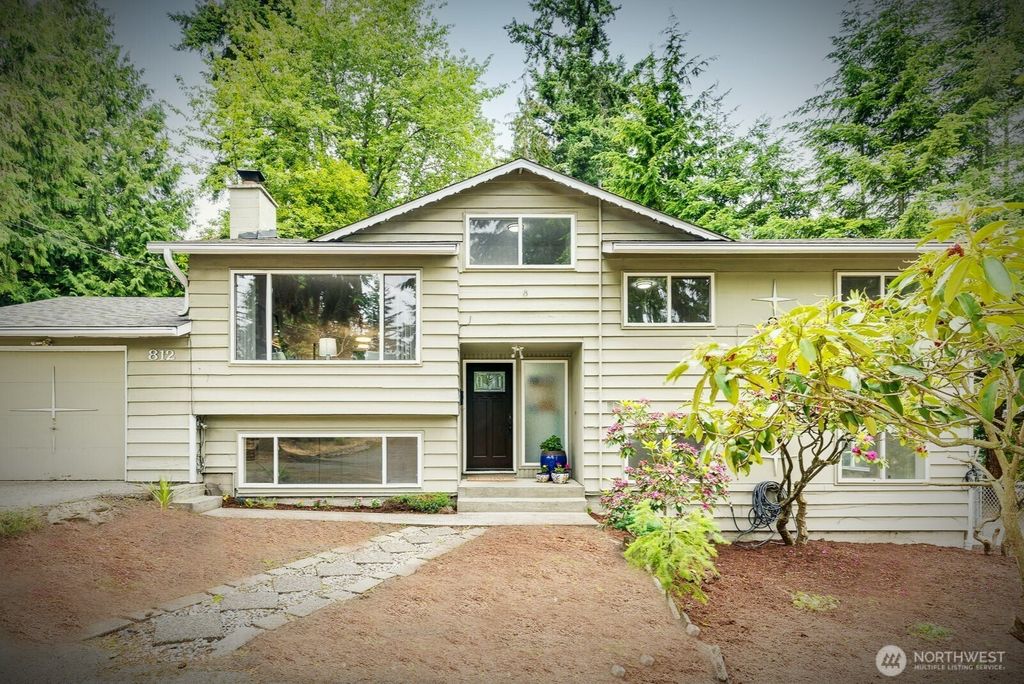 Photo of 812 NE 175th Street, Shoreline, WA 98155 (MLS # 2394426)
