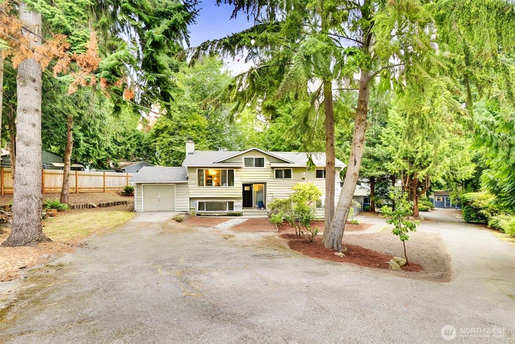 Photo of 812 NE 175th Street, Shoreline, WA 98155 (MLS # 2394426)
