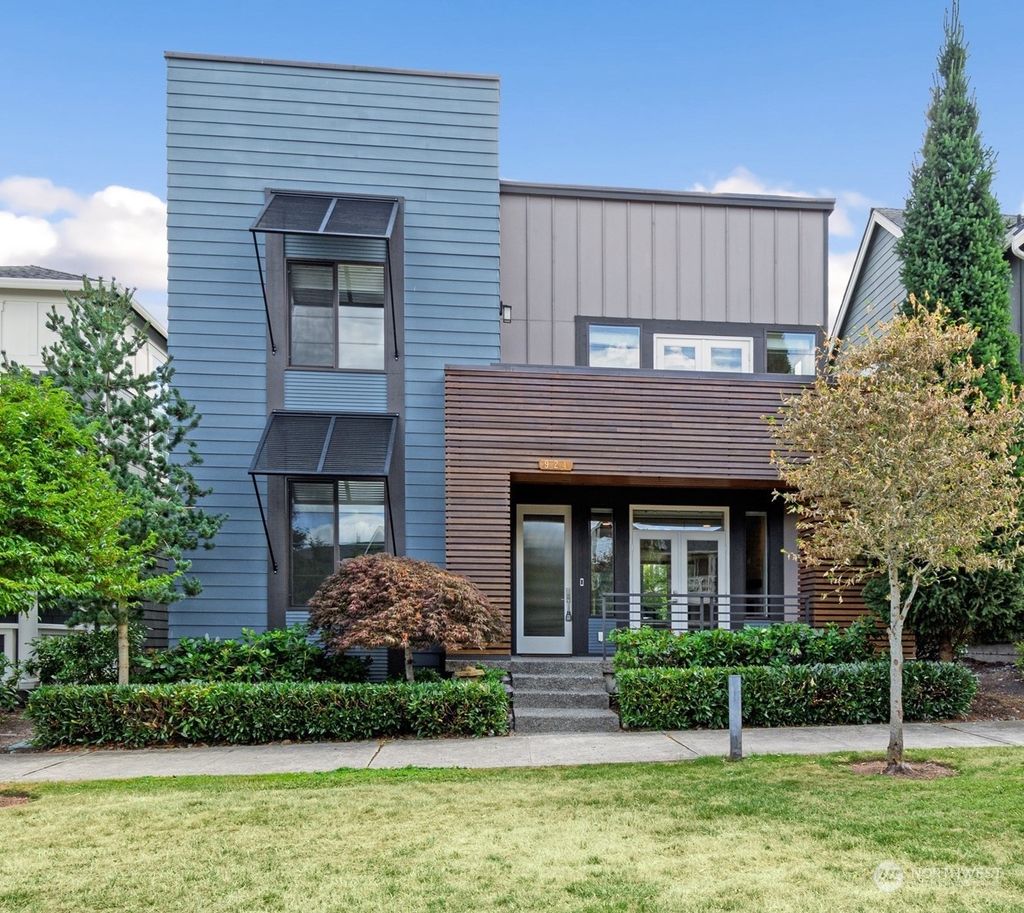 Photo of 924 Pine Crest Cir Cir NE, Issaquah, WA 98029 (MLS # 2269794)
