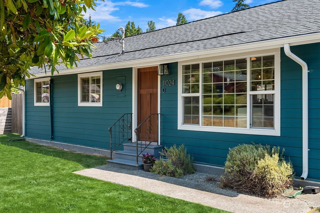 Photo of 11024 25th Avenue SW, Seattle, WA 98146 (MLS # 2266318)