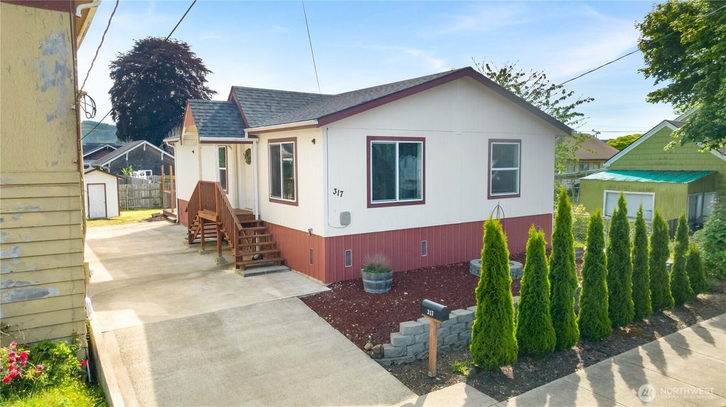 Photo of 317 M Street, Hoquiam, WA 98550 (MLS # 2536694)