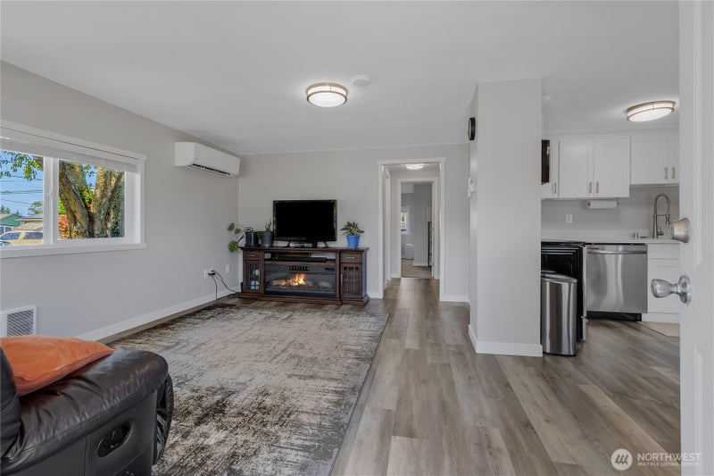1403 E 64th Street
