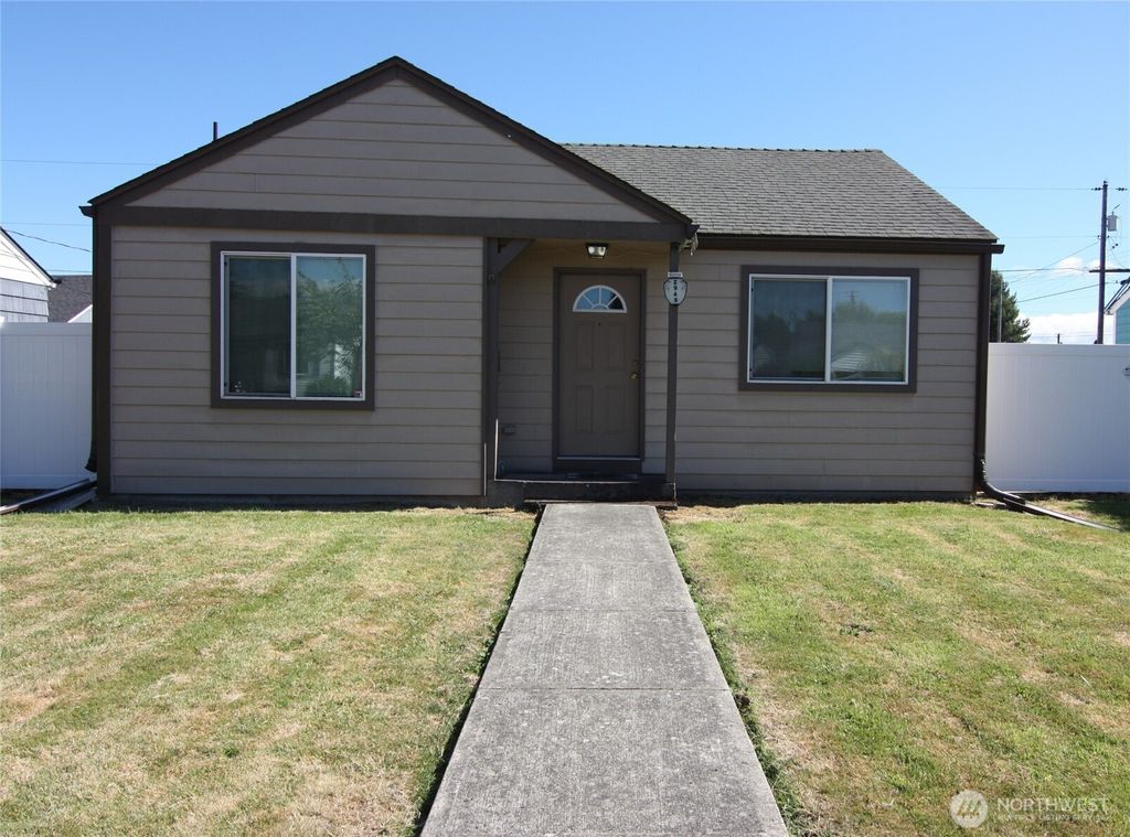 Photo of 2949 Florida Street, Longview, WA 98632 (MLS # 2540924)
