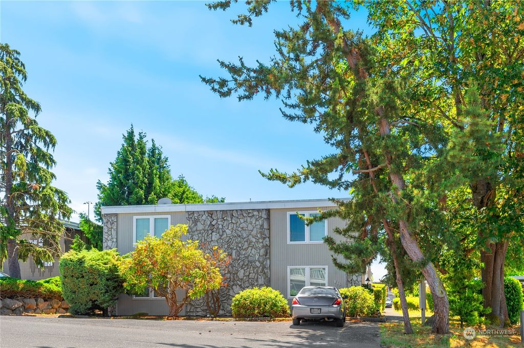 Photo of 815 S 219th Street, Des Moines, WA 98198 (MLS # 2265765)