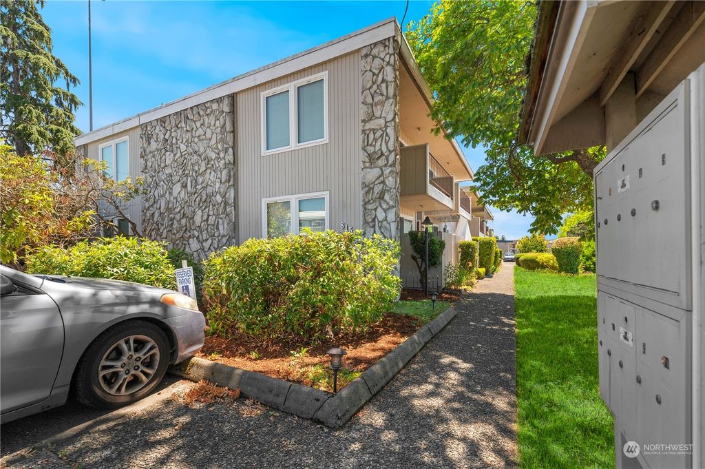 Photo of 815 S 219th Street, Des Moines, WA 98198 (MLS # 2265765)