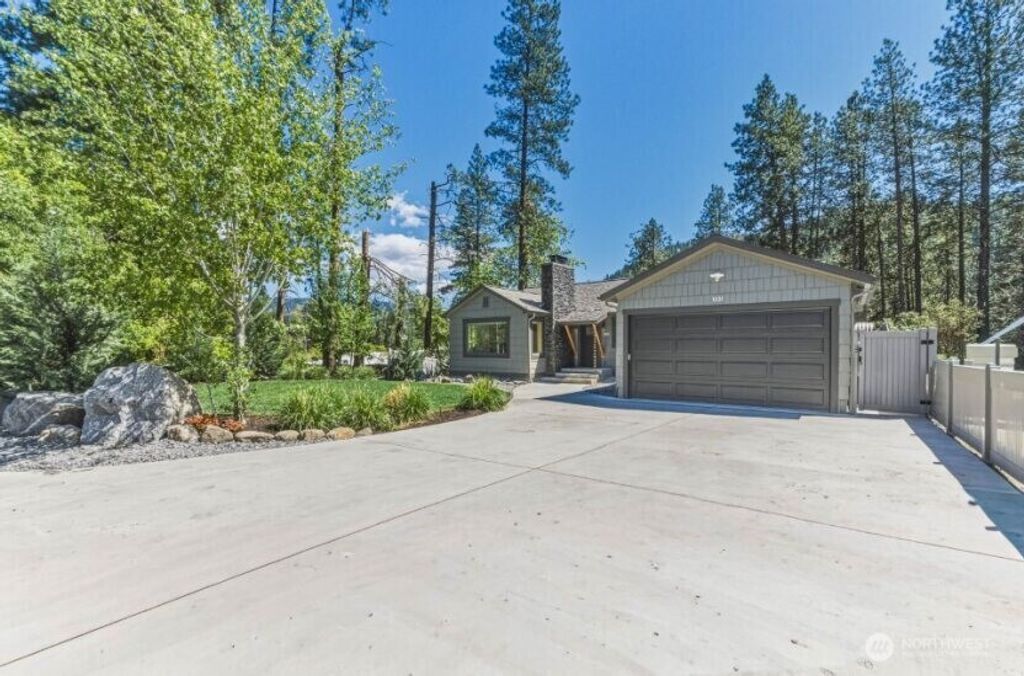 Photo of 1221 Commercial St, Leavenworth, WA 98826 (MLS # 2516399)