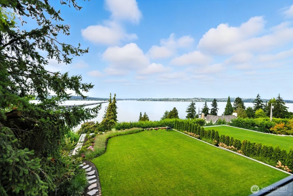 Photo of 3263 Evergreen Point Road, Medina, WA 98039 (MLS # 2412928)