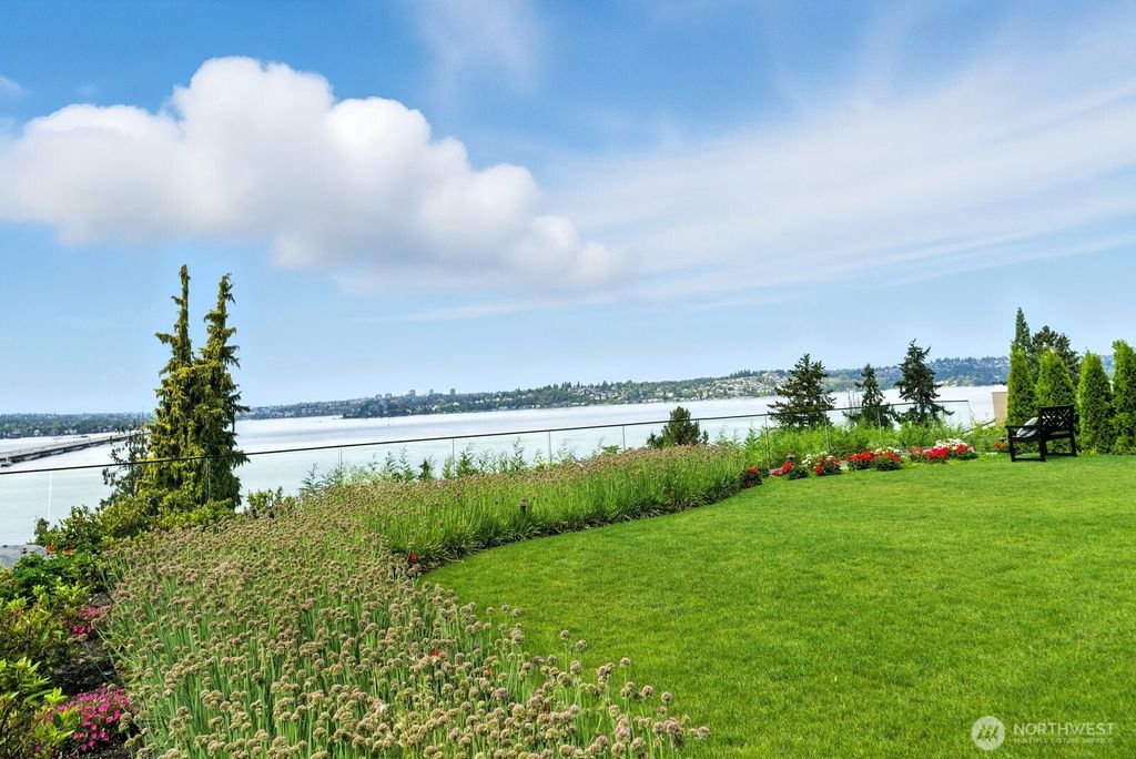 Photo of 3263 Evergreen Point Road, Medina, WA 98039 (MLS # 2412928)