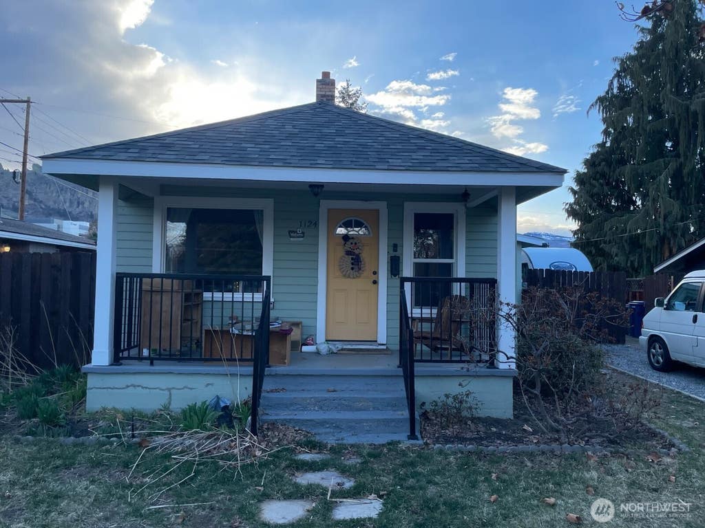Photo of 1124 Highland Drive, Wenatchee, WA 98801 (MLS # 2540706)