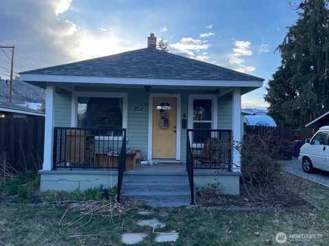 Photo of 1124 Highland Drive, Wenatchee, WA 98801 (MLS # 2540706)