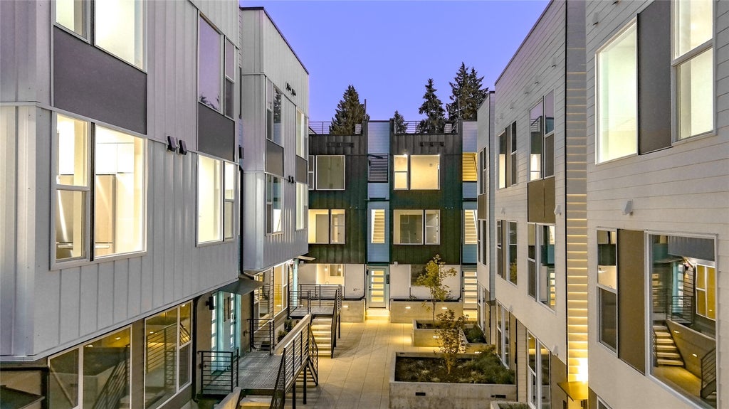 Photo of 12516 35th Avenue NE #F, Seattle, WA 98125 (MLS # 2597184)