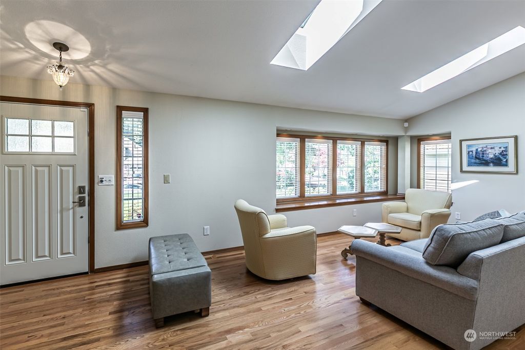 listing image 9361018432409226367