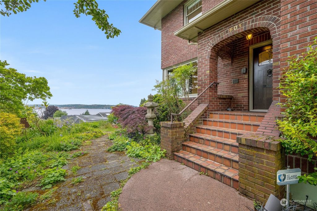 Photo of 601 W Comstock St, Seattle, WA 98119 (MLS # 2249592)