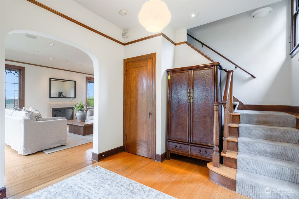 Photo of 601 W Comstock St, Seattle, WA 98119 (MLS # 2249592)