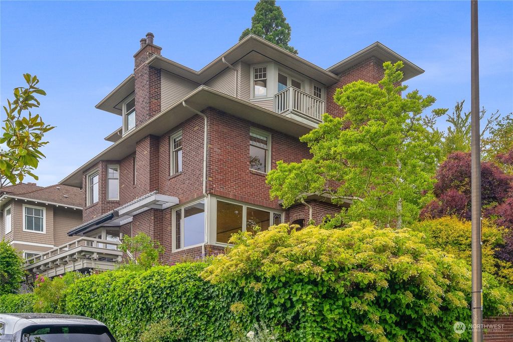 Photo of 601 W Comstock St, Seattle, WA 98119 (MLS # 2249592)