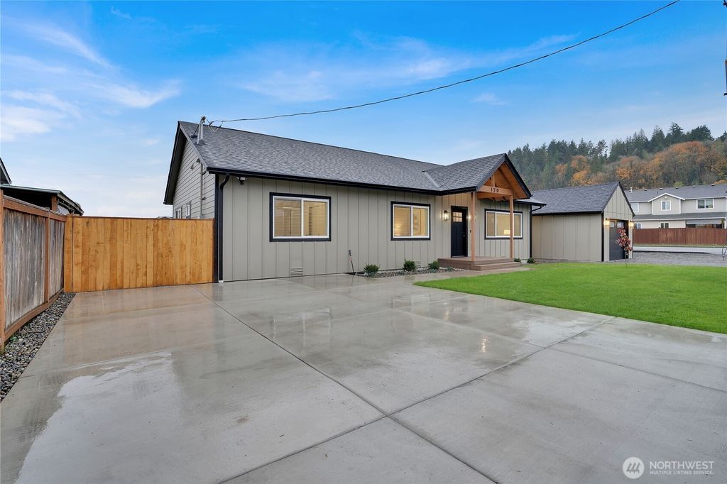 Photo of 120 5th Avenue N, Algona, WA 98001 (MLS # 2453320)