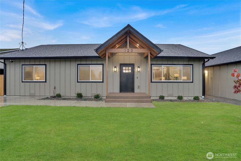 Photo of 120 5th Avenue N, Algona, WA 98001 (MLS # 2453320)