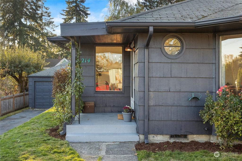 Photo of 214 Avenue H, Snohomish, WA 98290 (MLS # 2017247)