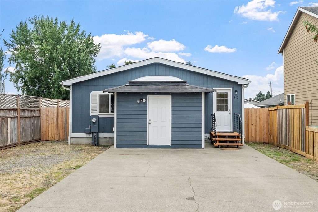 Photo of 412 N 2nd Avenue S, Algona, WA 98001 (MLS # 2428440)