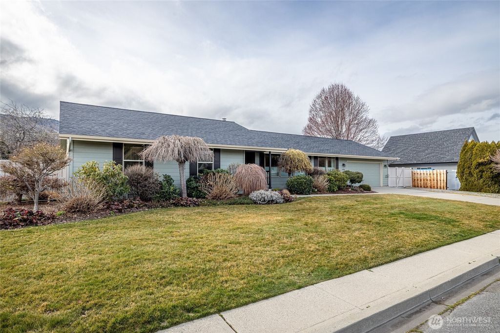 Photo of 1484 Elmwood Street, Wenatchee, WA 98801 (MLS # 2480886)