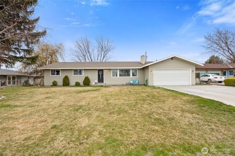 Photo of 915 E Elsinore Street, Othello, WA 99344 (MLS # 2495166)