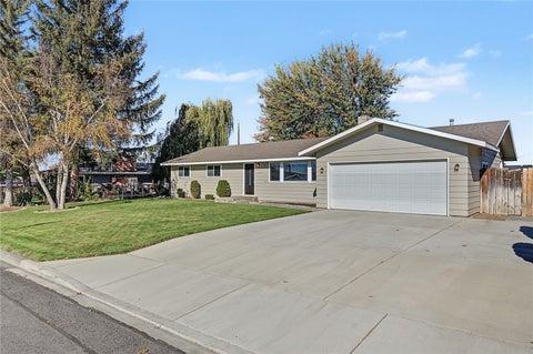 Photo of 915 E Elsinore Street, Othello, WA 99344 (MLS # 2495166)