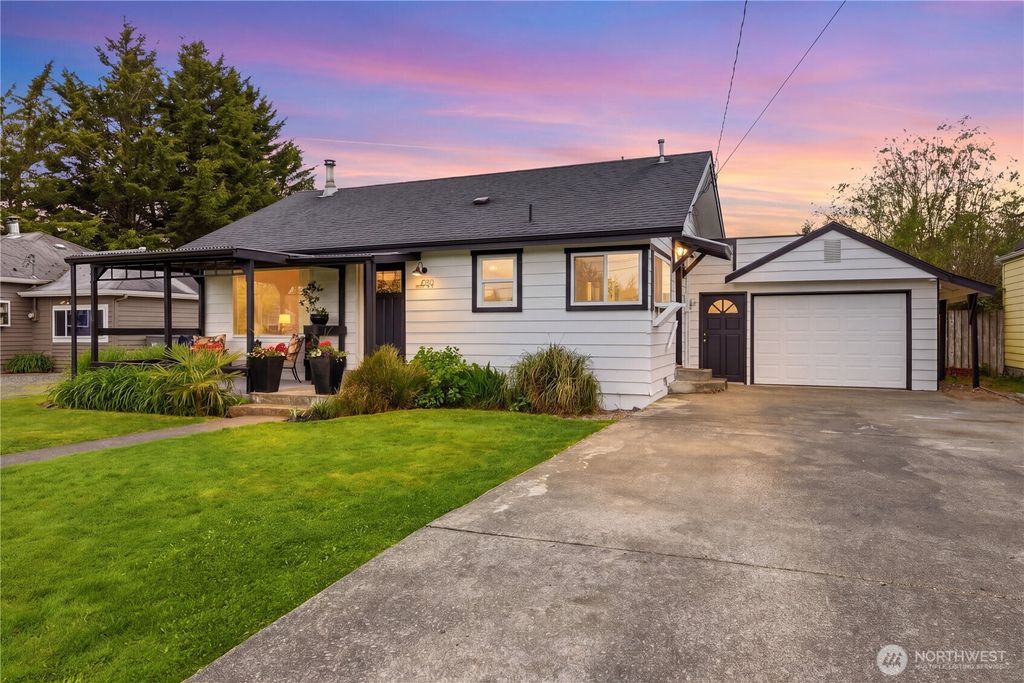Photo of 800 Myrtine Street, Enumclaw, WA 98022 (MLS # 2514437)