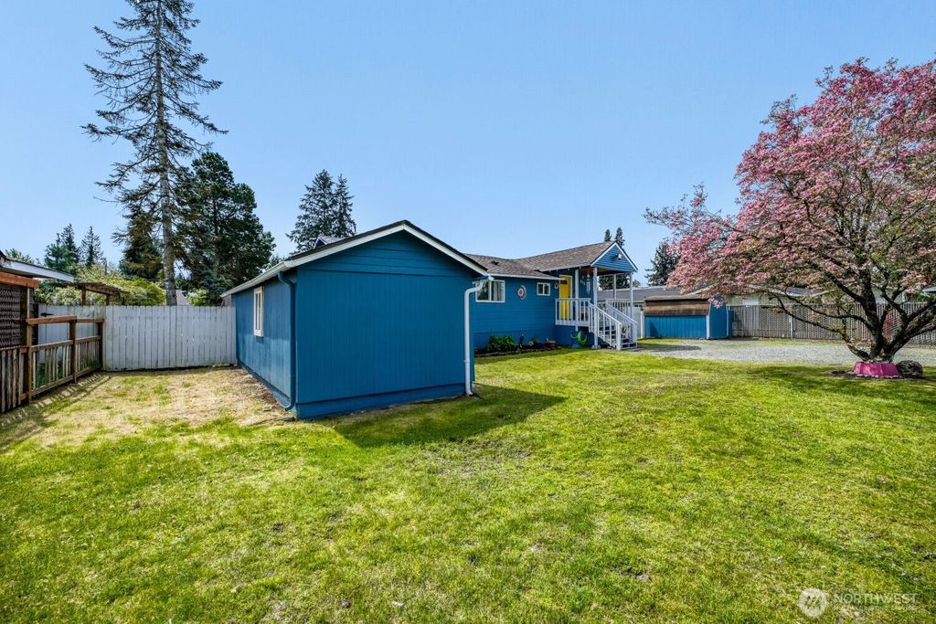 Photo of 908 9th Street NE, Auburn, WA 98002 (MLS # 2513318)