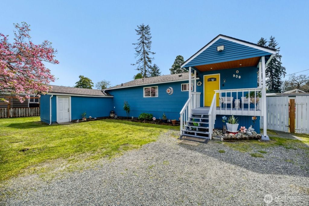 Photo of 908 9th Street NE, Auburn, WA 98002 (MLS # 2513318)