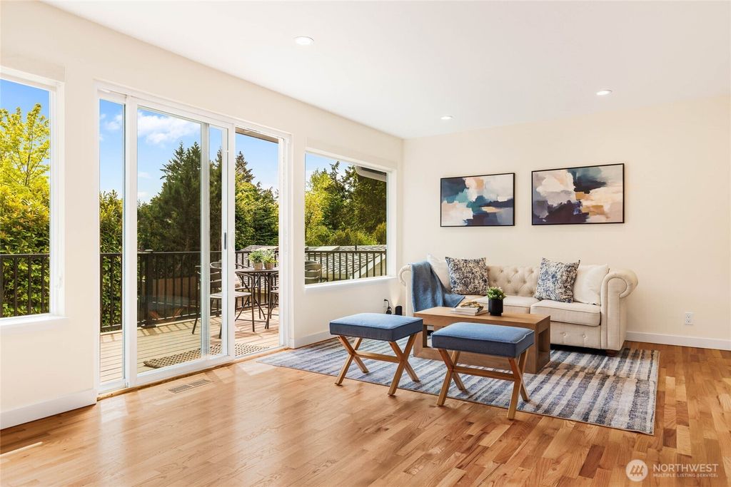Photo of 7047 NE 138th Street, Kirkland, WA 98034 (MLS # 2522363)