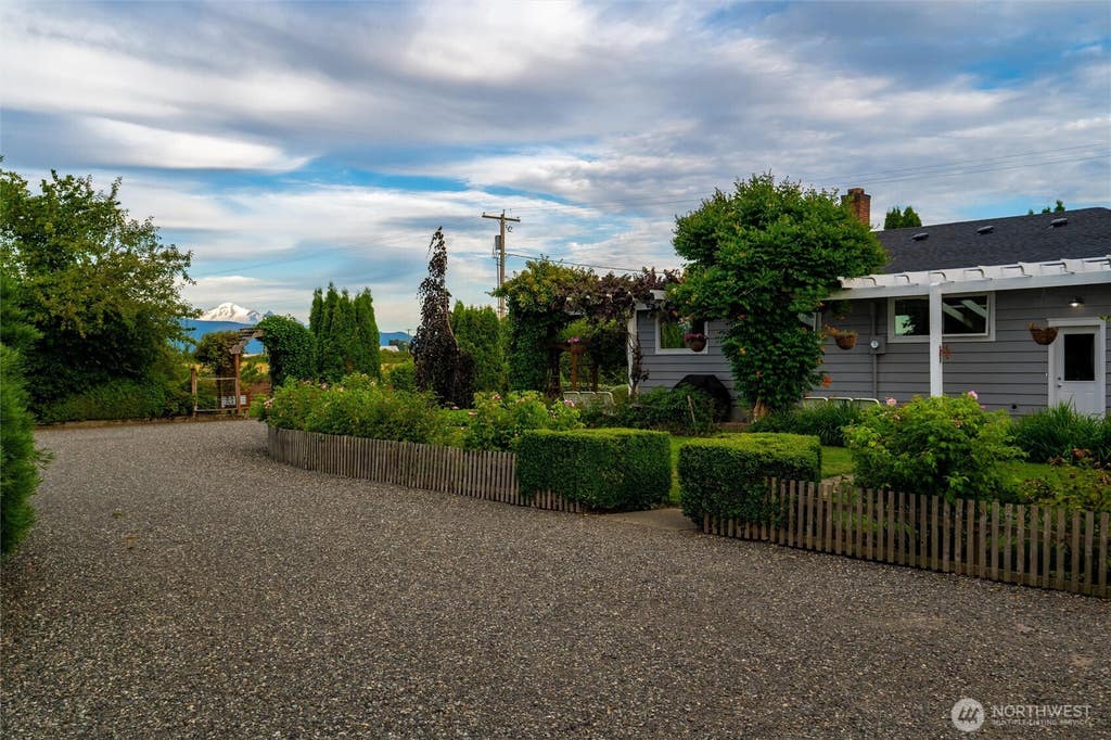Photo of 354 W Badger Road, Lynden, WA 98264 (MLS # 2562892)