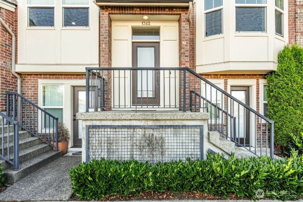 Photo of 1362 Williamsburg Walk Walk NE, Issaquah, WA 98029 (MLS # 2420695)