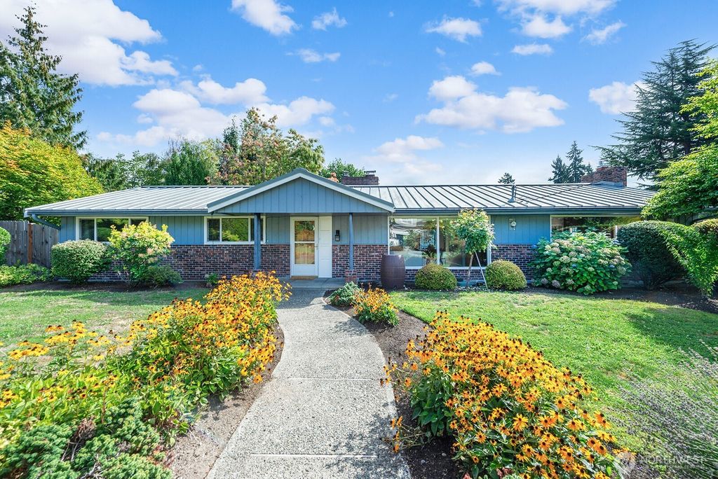 Photo of 11006 SE 31st Street, Bellevue, WA 98004 (MLS # 2431746)