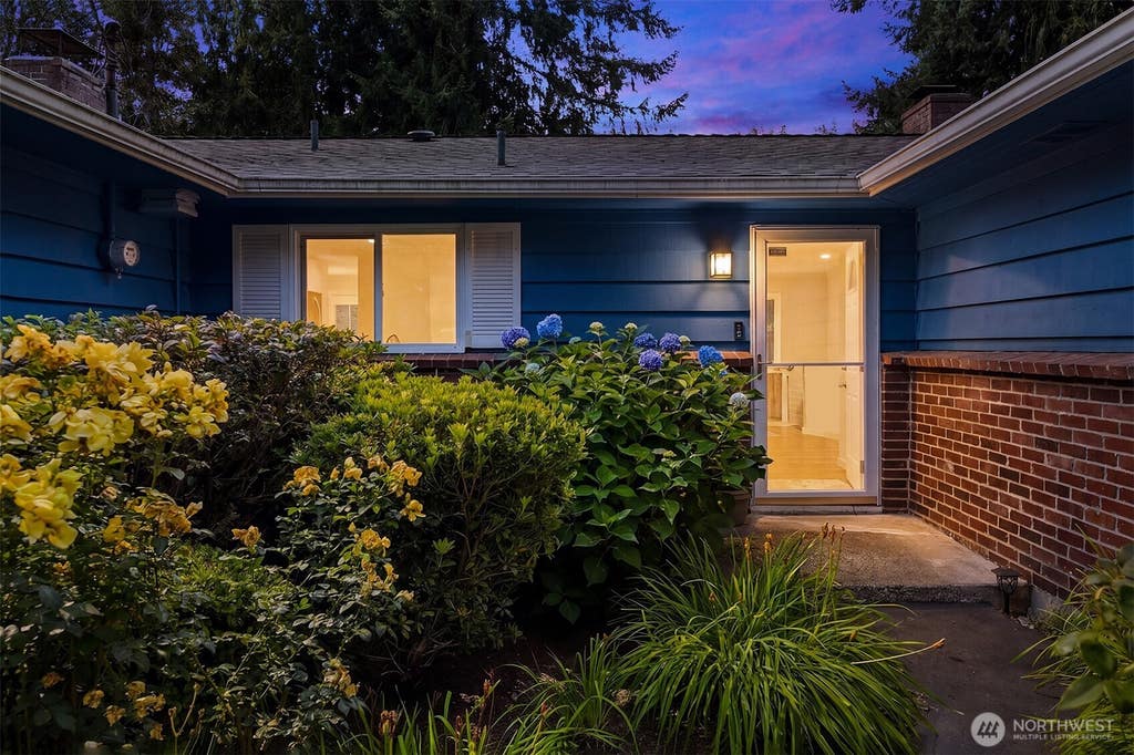 Photo of 16217 NE 25th Street, Bellevue, WA 98008 (MLS # 2574228)