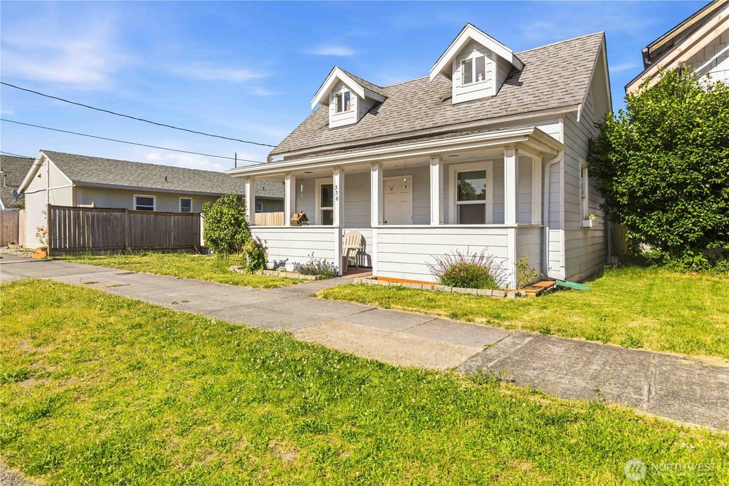 Photo of 336 SW 3rd Avenue, Castle Rock, WA 98611 (MLS # 2546957)