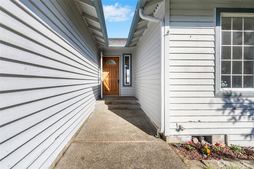 Photo of 34806 10th Place SW, Federal Way, WA 98023 (MLS # 2504205)