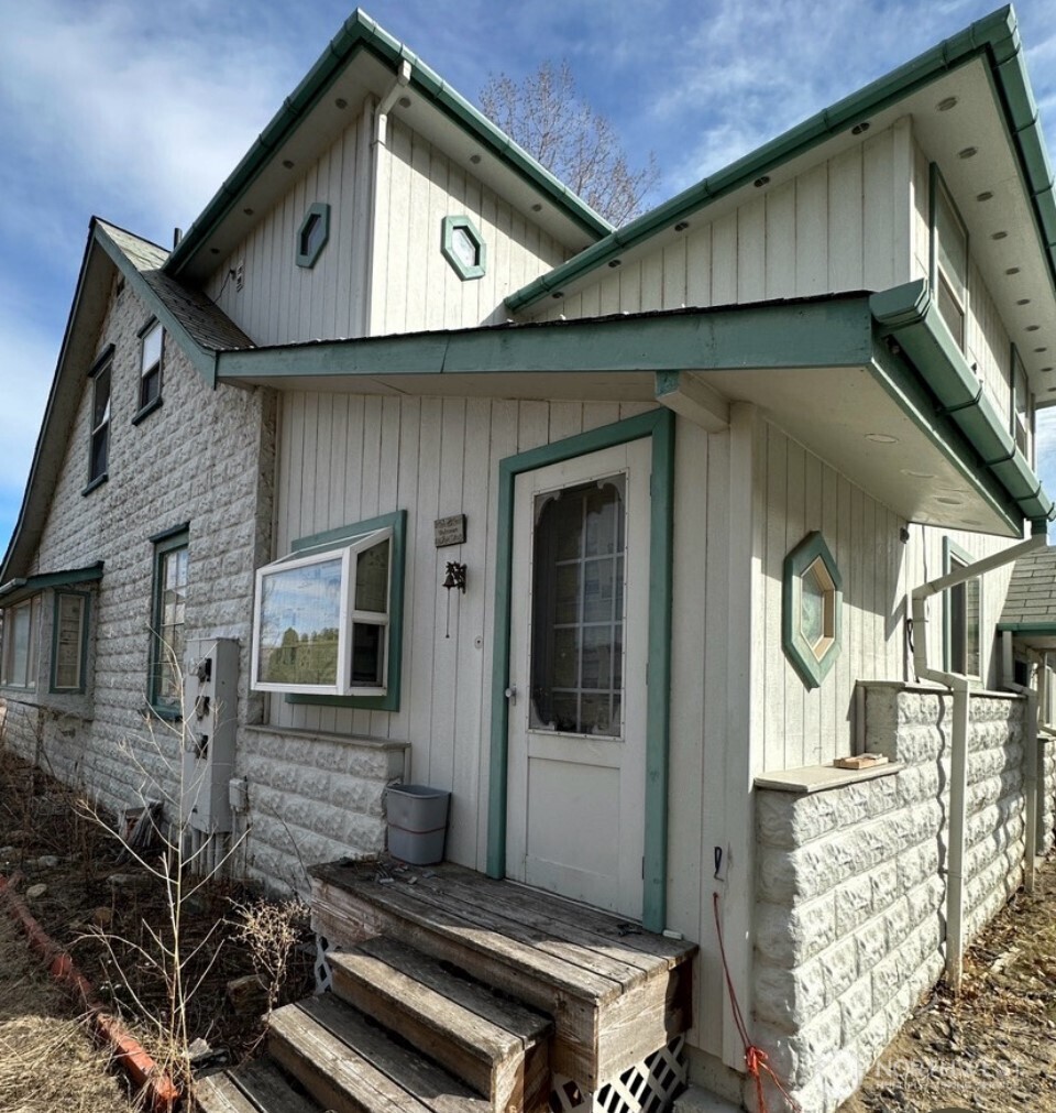 193 Golden Road